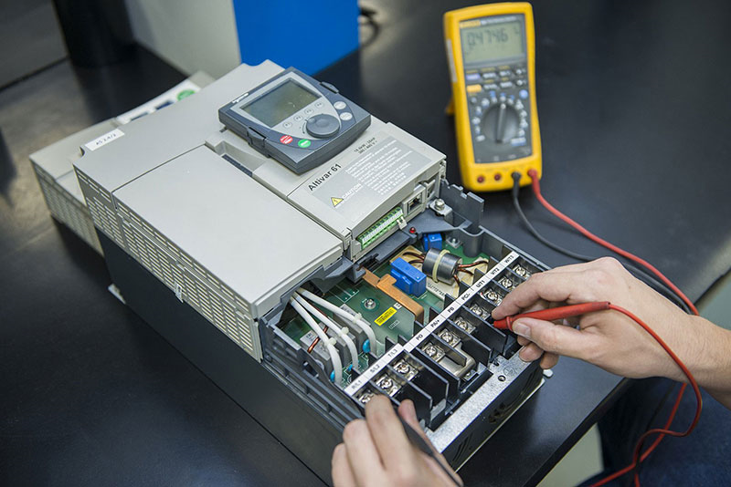 Inversores e Soft Starters — Solis Sender Engenharia